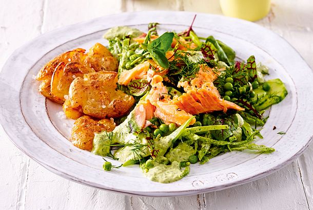Frech-vom-Blech-Kartoffeln mit Frühlingssalat Rezept Frech-vom-Blech-Kartoffeln mit Frühlingssalat Rezept