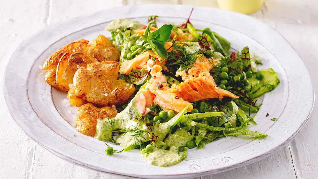 Frech-vom-Blech-Kartoffeln mit Frühlingssalat Rezept - Foto: LECKER @ Bauer Media Group Frech-vom-Blech-Kartoffeln mit Frühlingssalat Rezept - Foto: LECKER @ Bauer Media Group