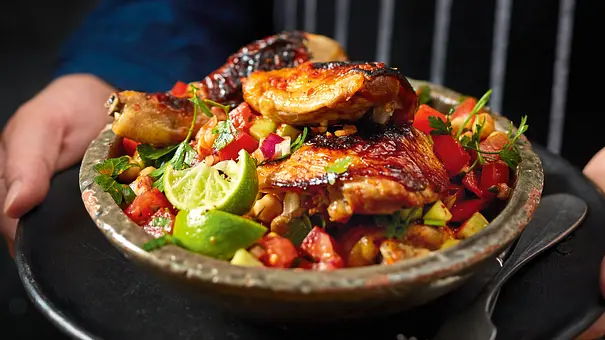 Freibeuter-Grillhuhn auf Kichererbsensalat Rezept - Foto: LECKER @ Bauer Media Group Freibeuter-Grillhuhn auf Kichererbsensalat Rezept - Foto: LECKER @ Bauer Media Group