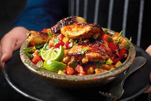 Freibeuter-Grillhuhn auf Kichererbsensalat Rezept Freibeuter-Grillhuhn auf Kichererbsensalat Rezept