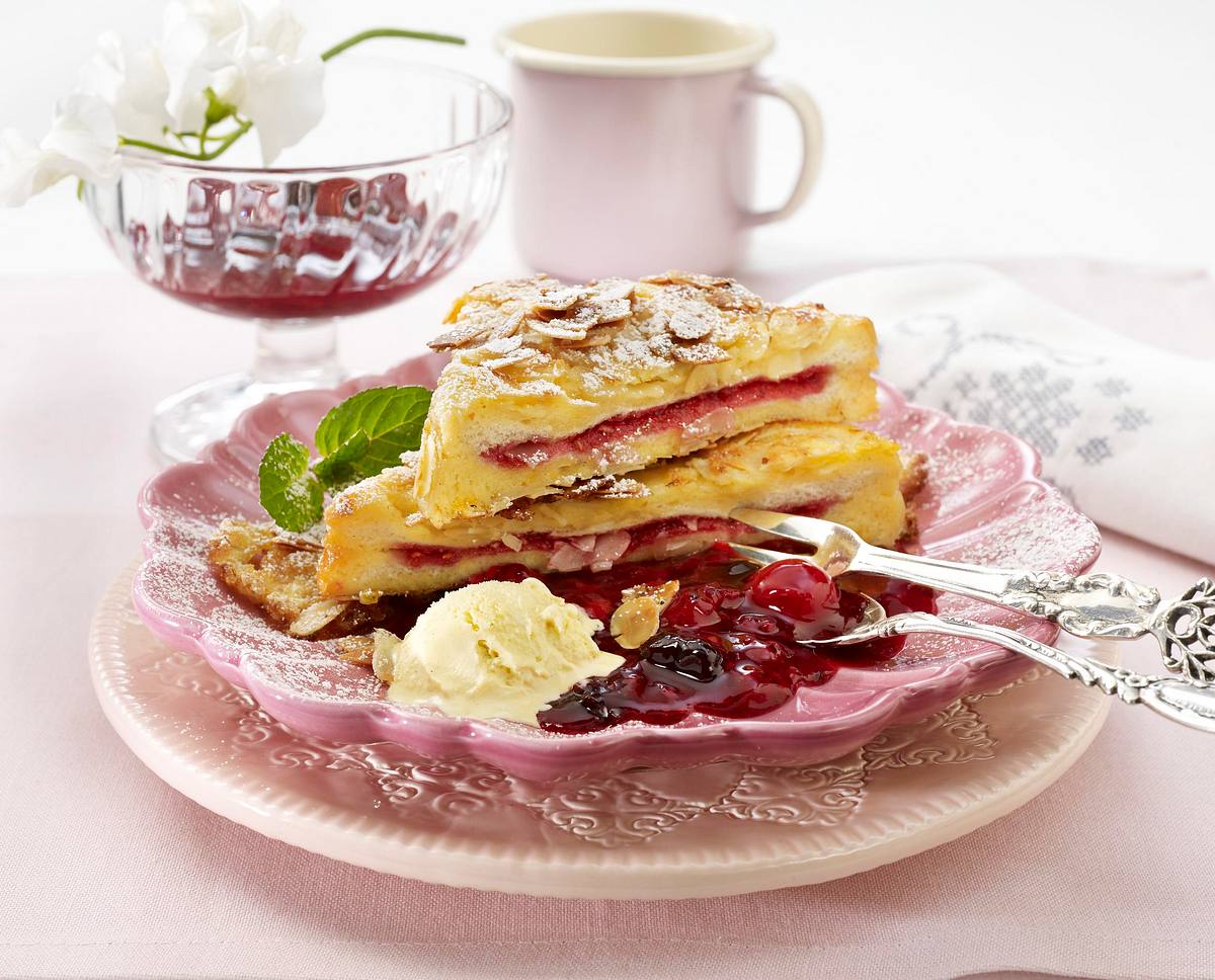 French-Mandel-Toast mit roter Grütze und Vanilleeis Rezept