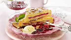 French-Mandel-Toast mit roter Grütze und Vanilleeis Rezept - Foto: LECKER @ Bauer Media Group French-Mandel-Toast mit roter Grütze und Vanilleeis Rezept - Foto: LECKER @ Bauer Media Group