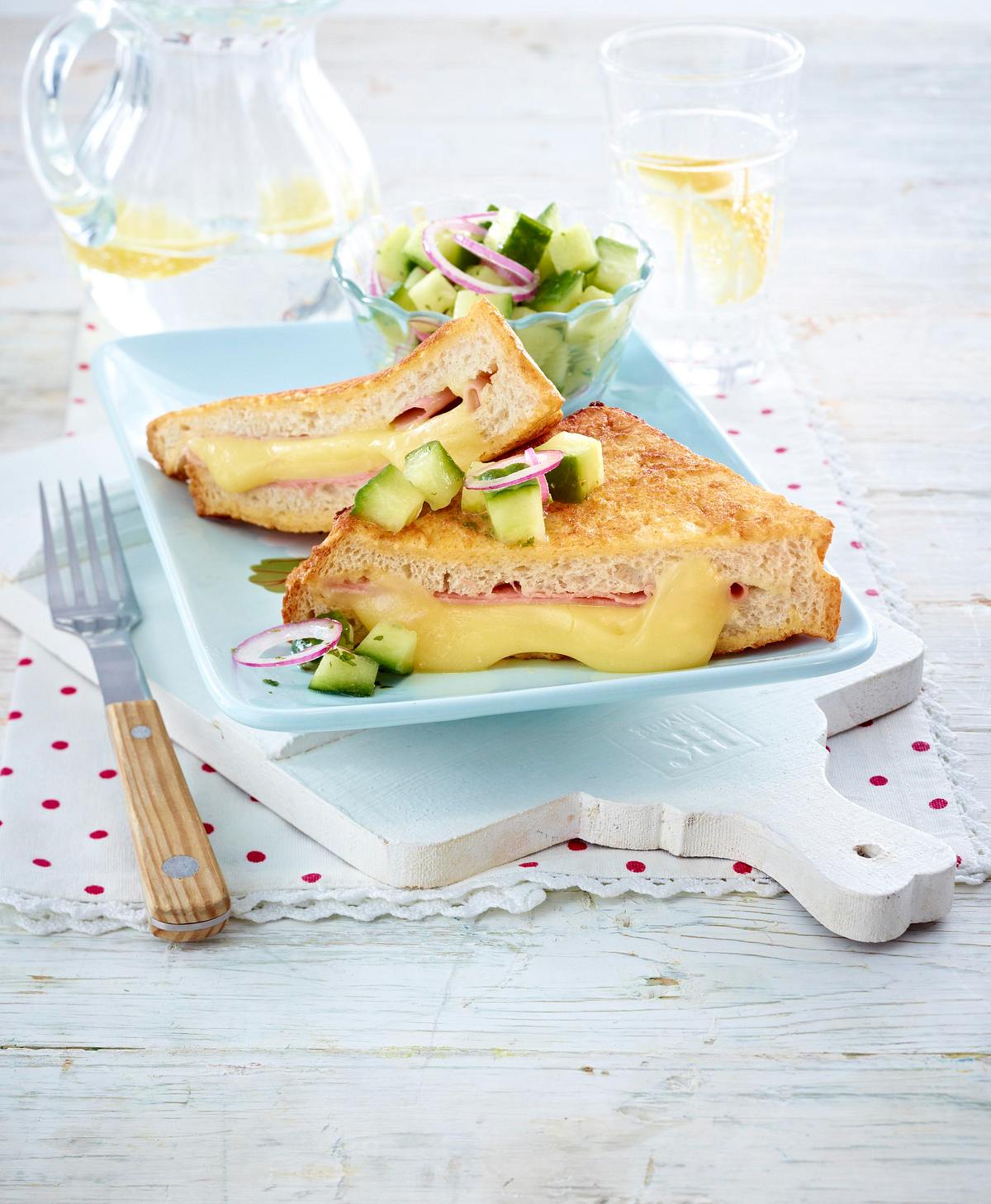 French-Toast-Cordon-bleu mit Gurkensalat Rezept