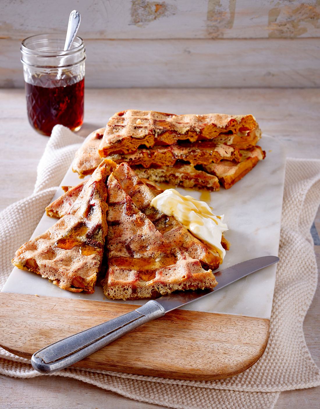 French-Toast-Kürbis-Waffeln mit Schmand und Ahornsirup Rezept | LECKER