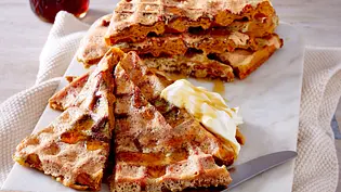 French-Toast-Kürbis-Waffeln mit Schmand und Ahornsirup Rezept - Foto: LECKER @ Bauer Media Group