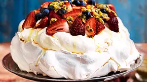 Fresh & Fruity Pavlova Rezept - Foto: LECKER @ Bauer Media Group Fresh & Fruity Pavlova Rezept - Foto: LECKER @ Bauer Media Group