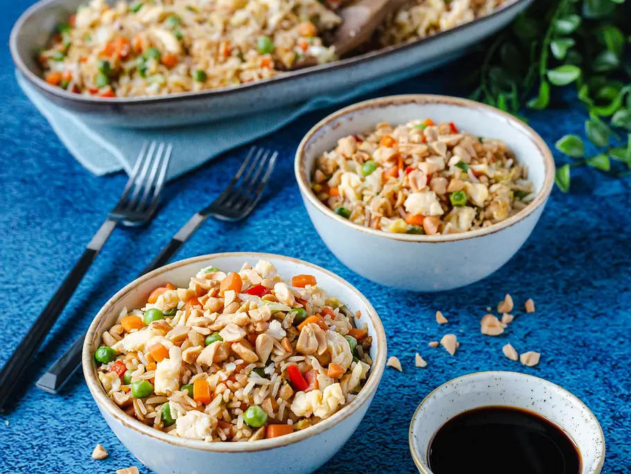 Fried Rice in Schüsseln serviert.