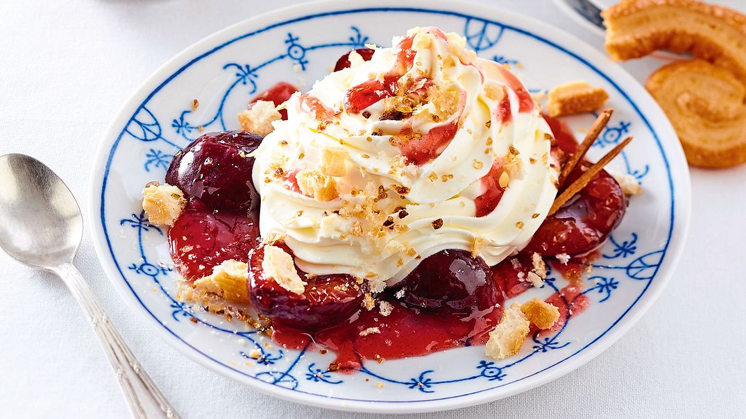 Friesendessert mit Zwetschen und Schmandcreme Rezept - Foto: LECKER @ Bauer Media Group