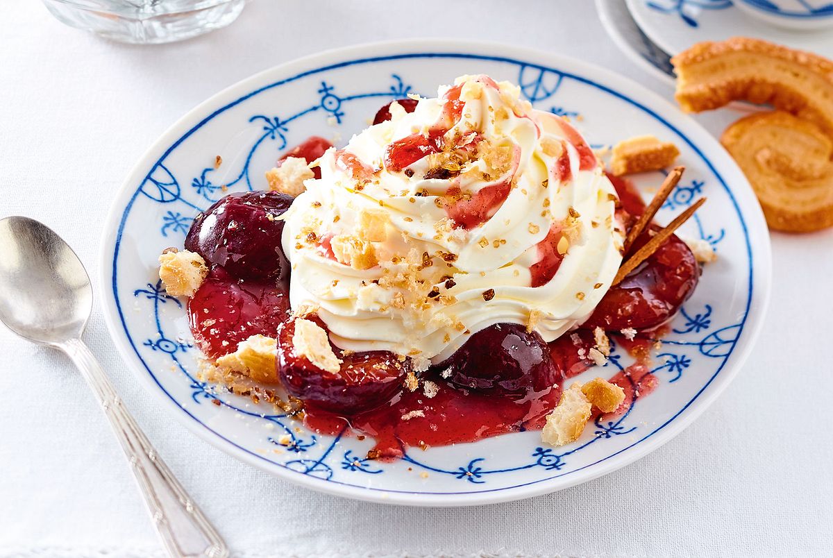 Friesendessert mit Zwetschen und Schmandcreme Rezept