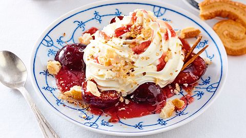 Friesendessert mit Zwetschen und Schmandcreme Rezept - Foto: House of Food / Bauer Food Experts KG