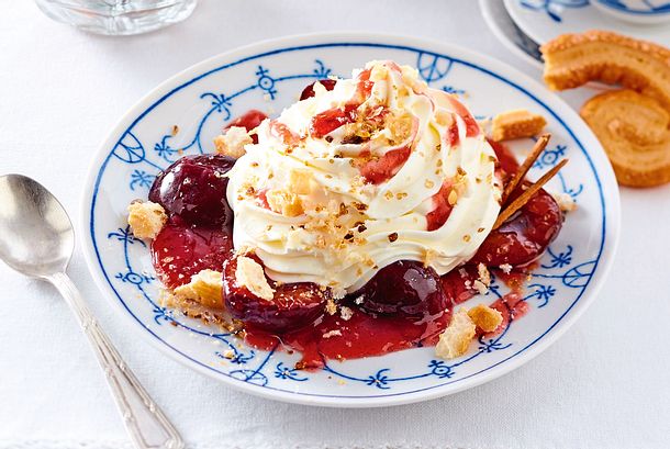 Friesendessert mit Zwetschen und Schmandcreme Rezept Friesendessert mit Zwetschen und Schmandcreme Rezept