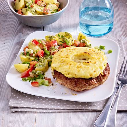 Frikadelle „Hawaii" mit Ananas und Cheddar-Käse, dazu Kartoffelsalat mit Paprika, Lauchzwiebel Rezept Frikadelle „Hawaii" mit Ananas und Cheddar-Käse, dazu Kartoffelsalat mit Paprika, Lauchzwiebel Rezept