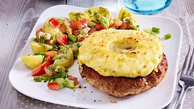 Frikadelle „Hawaii mit Ananas und Cheddar-Käse, dazu Kartoffelsalat mit Paprika, Lauchzwiebel Rezept - Foto: LECKER @ Bauer Media Group