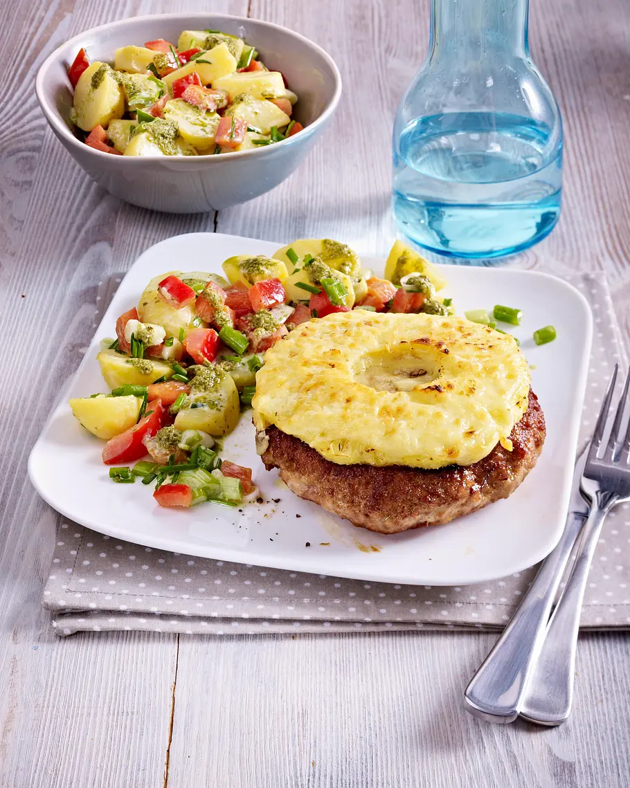 Frikadelle „Hawaii mit Ananas und Cheddar-Käse, dazu Kartoffelsalat mit Paprika, Lauchzwiebel Rezept