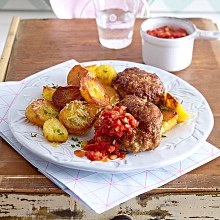 Frikadelle mit Paprika-Aiwar-Salsa Rezept Frikadelle mit Paprika-Aiwar-Salsa Rezept