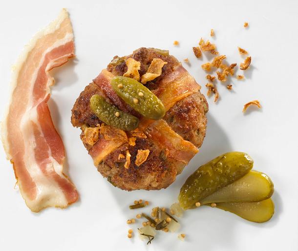 Frikadelle mit Speck, Röstzwiebeln und sauren Gürkchen Rezept Frikadelle mit Speck, Röstzwiebeln und sauren Gürkchen Rezept