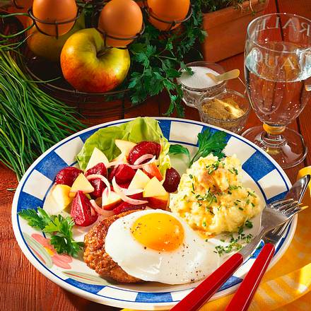 Frikadelle mit Spiegelei und Rote-Bete-Salat Rezept Frikadelle mit Spiegelei und Rote-Bete-Salat Rezept