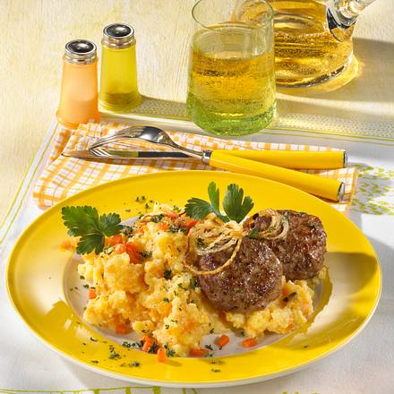 Frikadellen auf Kartoffel-Möhren-Mus Rezept Frikadellen auf Kartoffel-Möhren-Mus Rezept