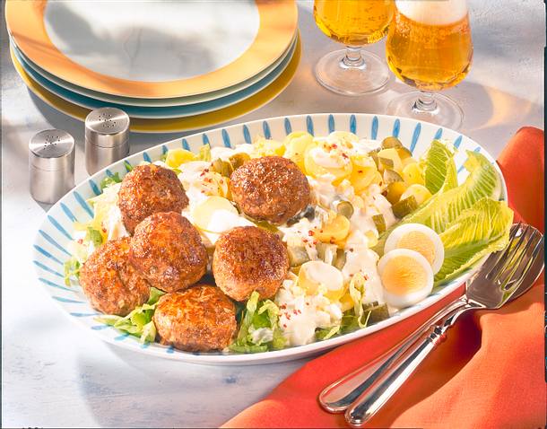 Frikadellen auf Kartoffelsalat Rezept Frikadellen auf Kartoffelsalat Rezept