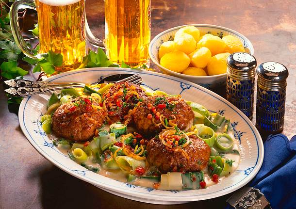Frikadellen auf Porreegemüse Rezept Frikadellen auf Porreegemüse Rezept