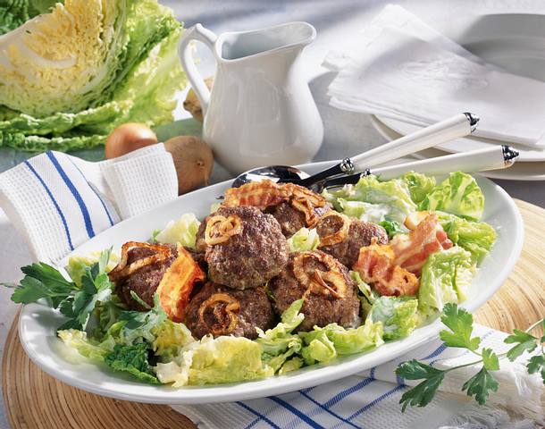 Frikadellen auf Rahmwirsing mit Bacon und Röstzwiebeln Rezept Frikadellen auf Rahmwirsing mit Bacon und Röstzwiebeln Rezept