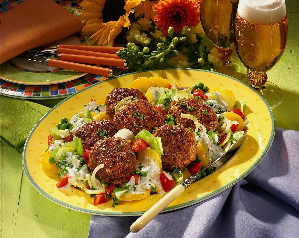 Frikadellen auf sommerlichen Salat Rezept