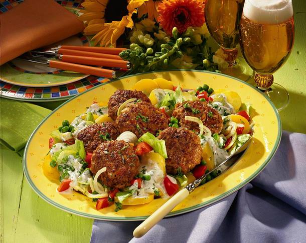 Frikadellen auf sommerlichen Salat Rezept