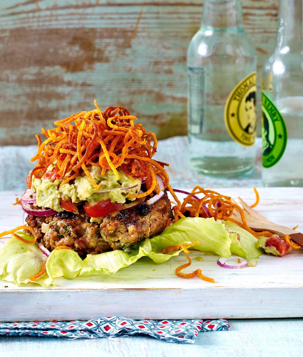 Frikadellen-Burger mit Süßkartoffel-Pommes Rezept | LECKER