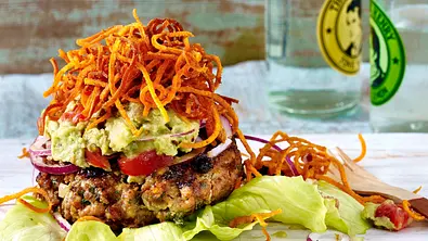 Frikadellen-Burger mit Süßkartoffel-Pommes Rezept - Foto: LECKER @ Bauer Media Group