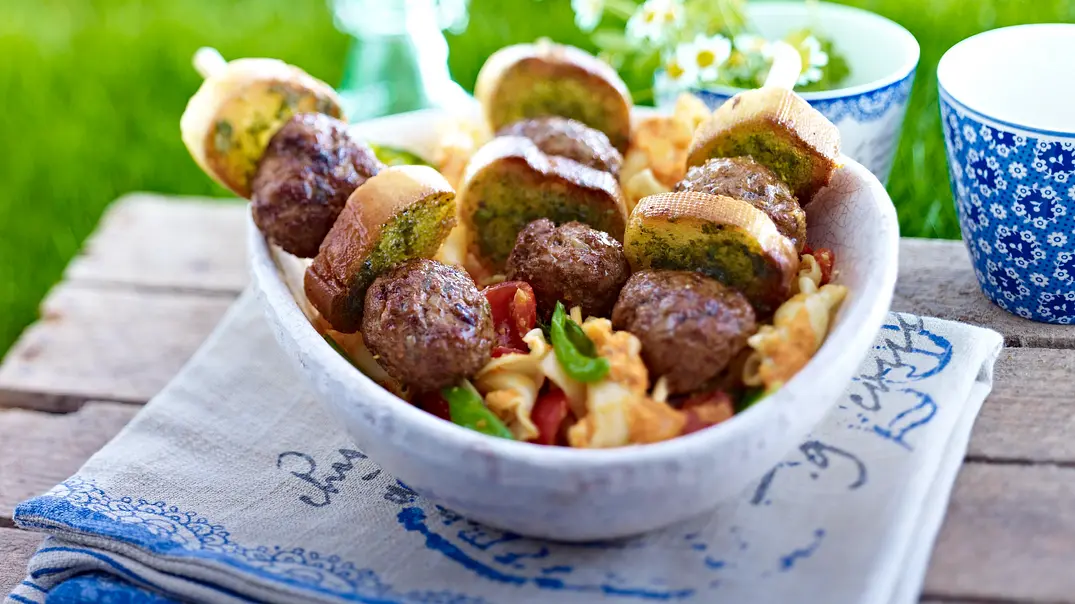 Frikadellen-Crostini-Schaschlik mit Basilikum-Pasta-Salat Rezept - Foto: LECKER @ Bauer Media Group Frikadellen-Crostini-Schaschlik mit Basilikum-Pasta-Salat Rezept - Foto: LECKER @ Bauer Media Group
