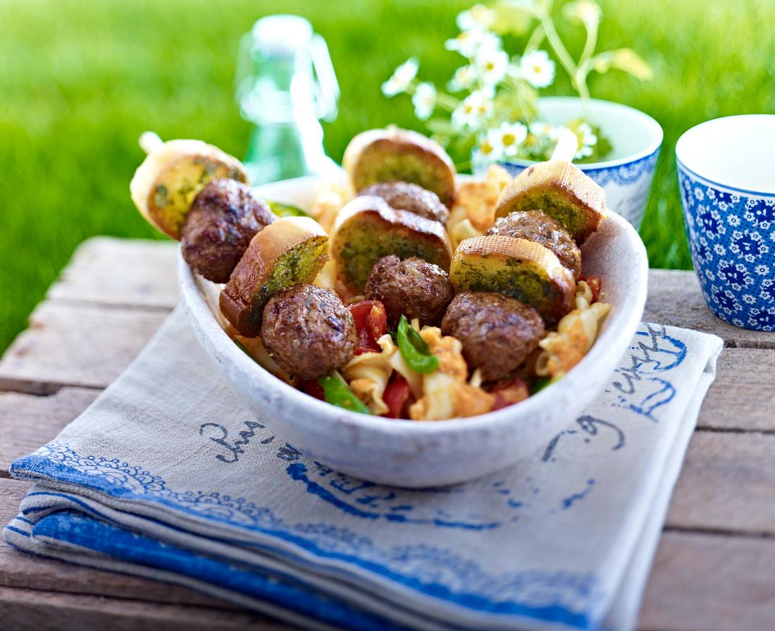 Frikadellen-Crostini-Schaschlik mit Basilikum-Pasta-Salat Rezept Frikadellen-Crostini-Schaschlik mit Basilikum-Pasta-Salat Rezept
