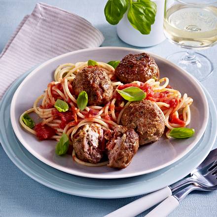 Frikadellen gefüllt mit getrockneten Tomaten, Ricotta, Basilikum auf Spaghetti arrabbiata Rezept Frikadellen gefüllt mit getrockneten Tomaten, Ricotta, Basilikum auf Spaghetti arrabbiata Rezept