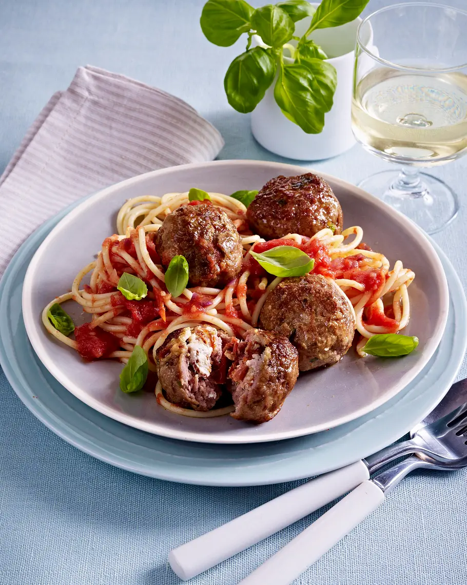 Frikadellen gefüllt mit getrockneten Tomaten, Ricotta, Basilikum auf Spaghetti arrabbiata Rezept Frikadellen gefüllt mit getrockneten Tomaten, Ricotta, Basilikum auf Spaghetti arrabbiata Rezept