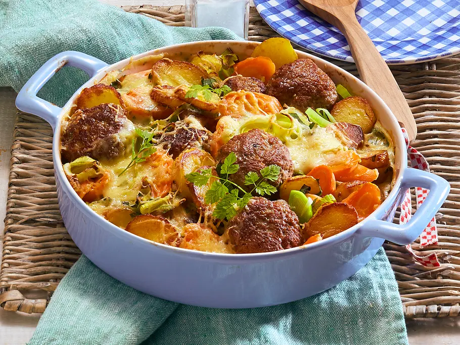 Frikadellen-Gemüse-Auflauf mit Kräuterbéchamel Rezept