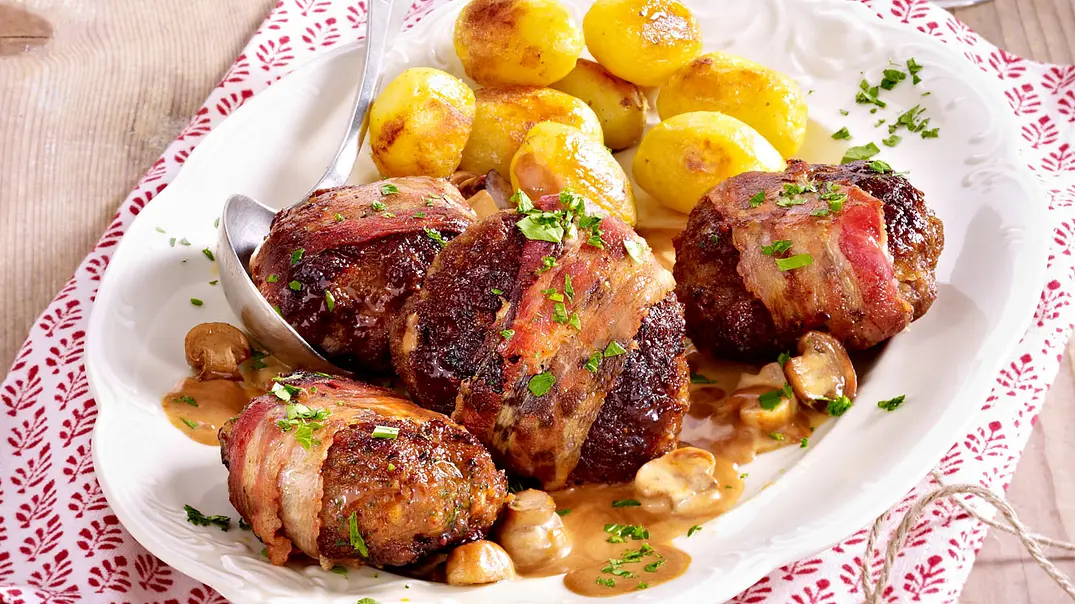Frikadellen im Speckmantel mit Pilzrahm und Röstkartoffeln Rezept - Foto: LECKER @ Bauer Media Group