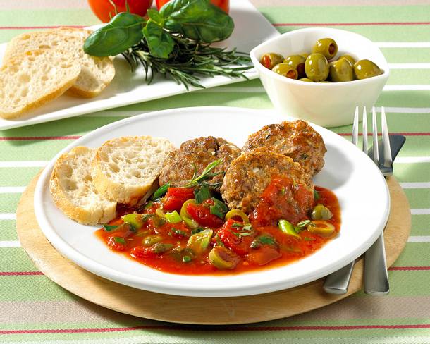 Frikadellen in Tomaten-Kräuter-Soße Rezept Frikadellen in Tomaten-Kräuter-Soße Rezept