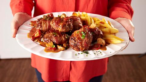 Frikadellen Jäger-Art mit Schupfnudeln Rezept - Foto: House of Food / Bauer Food Experts KG