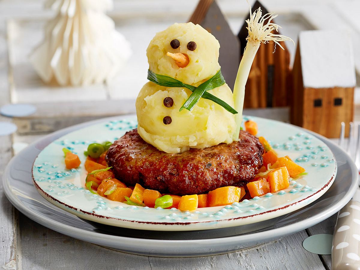 Frikadellen-Kartoffelpüree-Schneemann mit Möhrengemüse Rezept