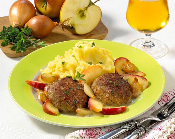Frikadellen mit Apfel-Schalotten-Gemüse und Kartoffelpüree Rezept