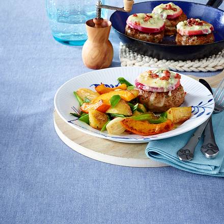 Frikadellen mit Apfel und Gorgonzola überbacken Auf Kartoffel-Kürbis-Lauchzwiebel-Gemüse Rezept