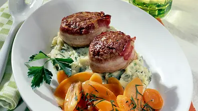 Frikadellen mit Balsamico-Möhren und Kräuter-Püree Rezept - Foto: LECKER @ Bauer Media Group