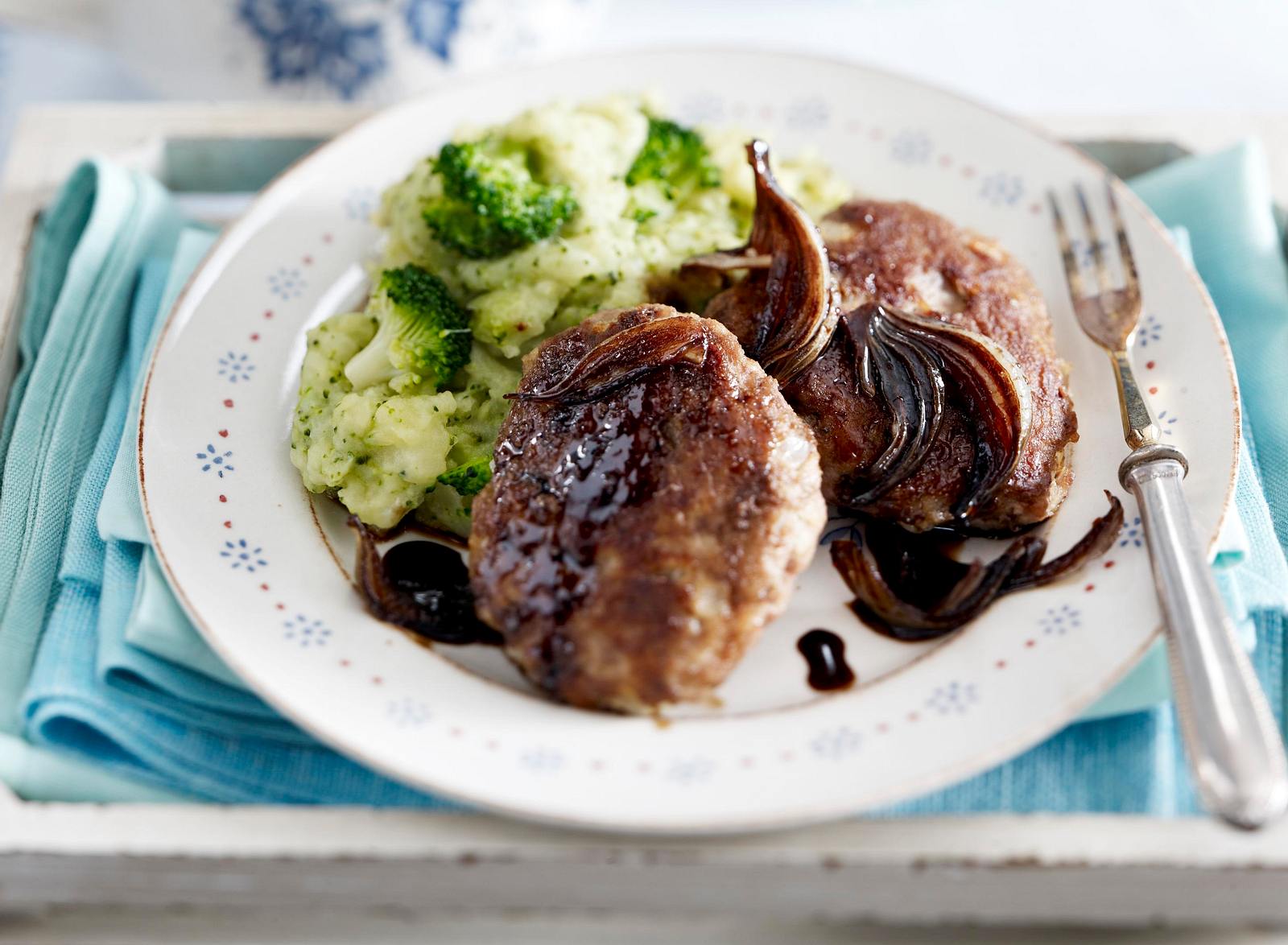 Frikadellen mit Balsamico-Zwiebel-Soße und Brokkoli-Kartoffel-Püree ...