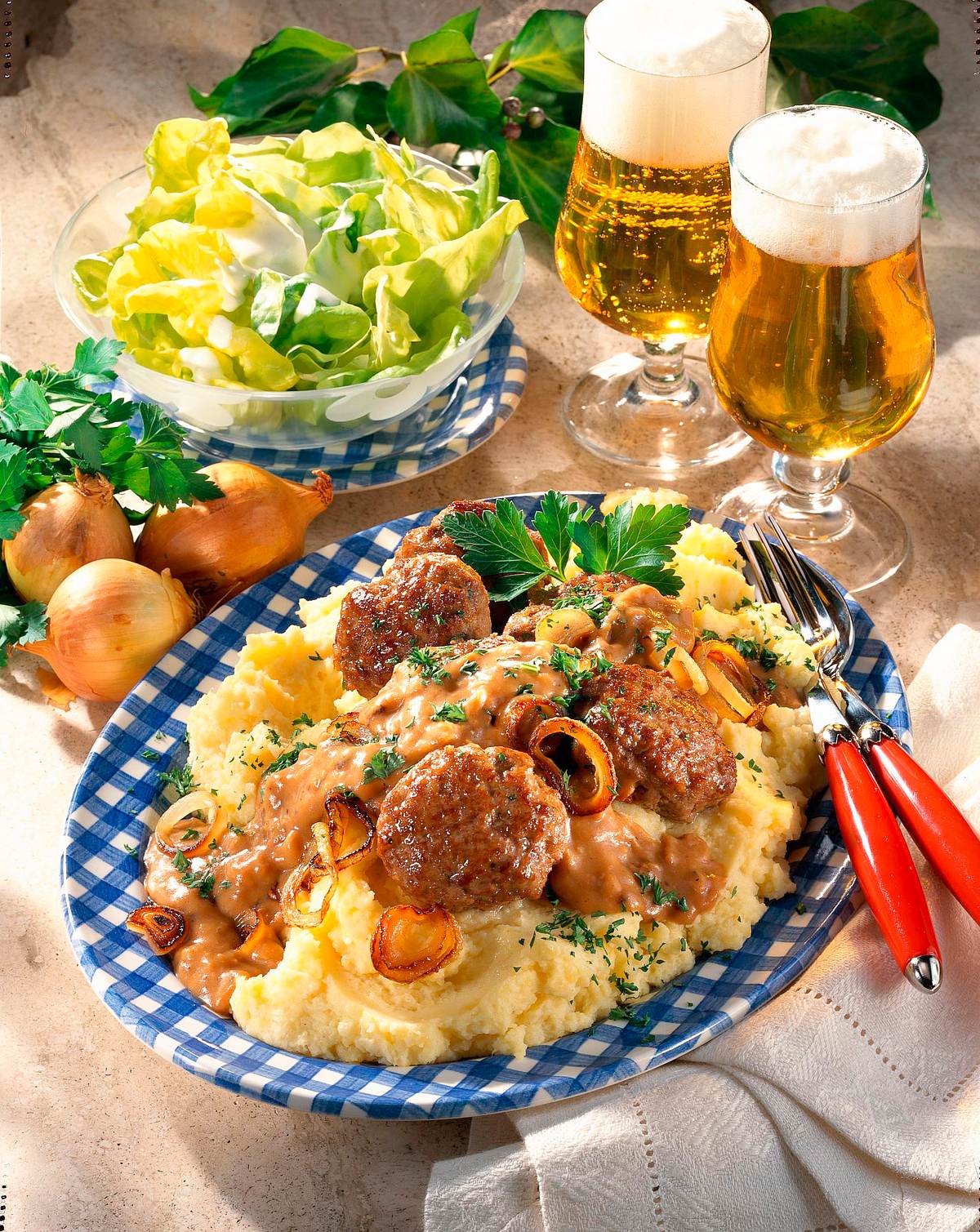 Frikadellen mit brauner Zwiebelsoße Rezept