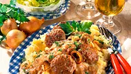 Frikadellen mit brauner Zwiebelsoße Rezept - Foto: LECKER @ Bauer Media Group