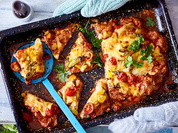 Frikadellen mit Ecken und Kanten zu „halbe Sachen“-Salat Rezept Frikadellen mit Ecken und Kanten zu „halbe Sachen“-Salat Rezept