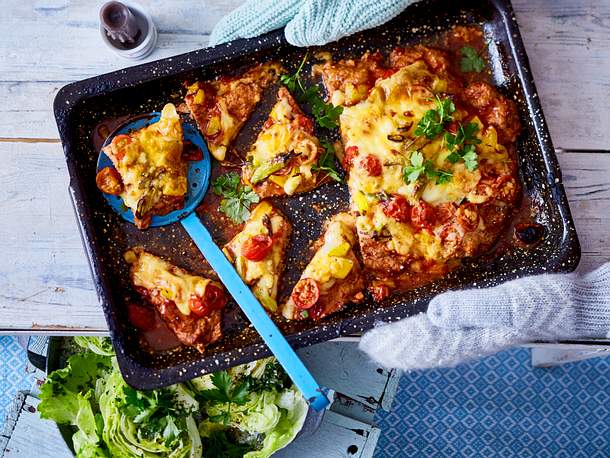 Frikadellen mit Ecken und Kanten zu „halbe Sachen“-Salat Rezept Frikadellen mit Ecken und Kanten zu „halbe Sachen“-Salat Rezept