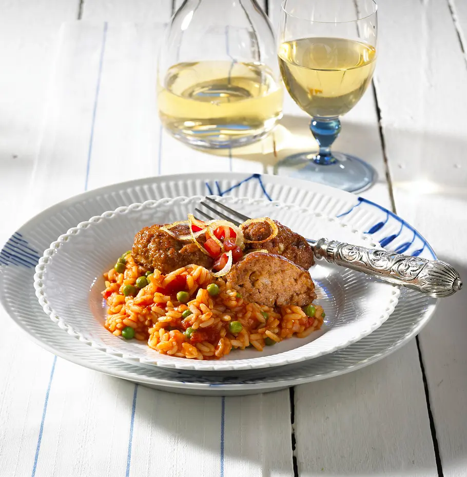 Frikadellen mit Erbsen-Tomaten-Reis Rezept Frikadellen mit Erbsen-Tomaten-Reis Rezept