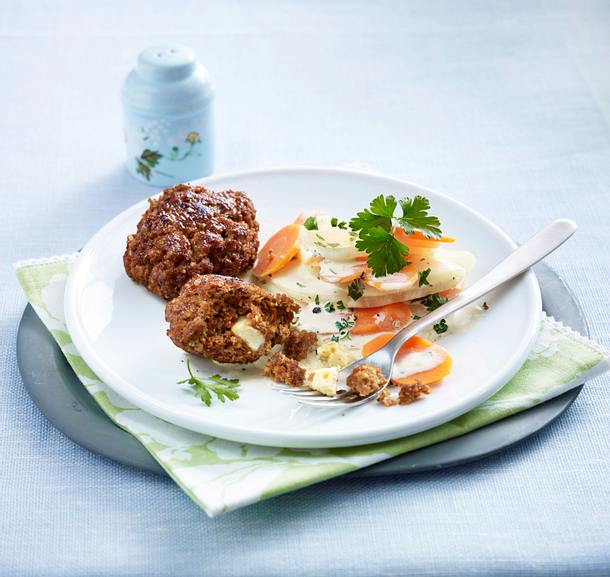Frikadellen mit Fetafüllung und Kohlrabi-Möhrengemüse Rezept Frikadellen mit Fetafüllung und Kohlrabi-Möhrengemüse Rezept