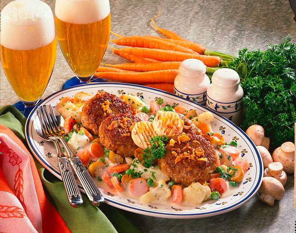 Frikadellen mit Gemüseragout Rezept Frikadellen mit Gemüseragout Rezept
