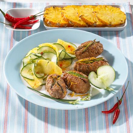 Frikadellen mit Gurkensalat Rezept Frikadellen mit Gurkensalat Rezept